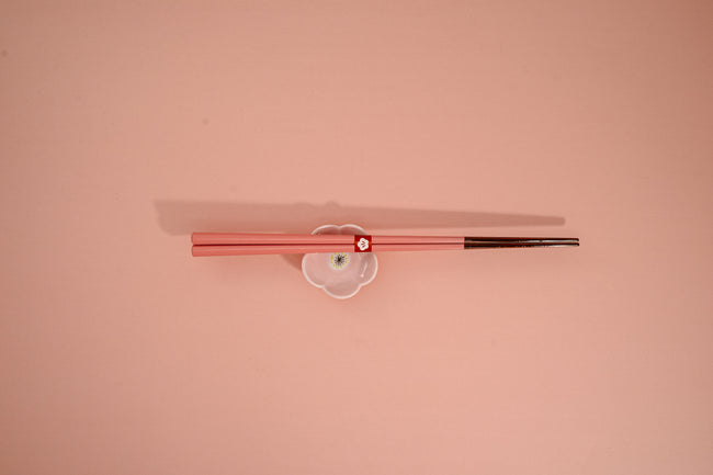 Kawai Traditional Chopsticks & Rest Momo (Peach) - Thecooksedges