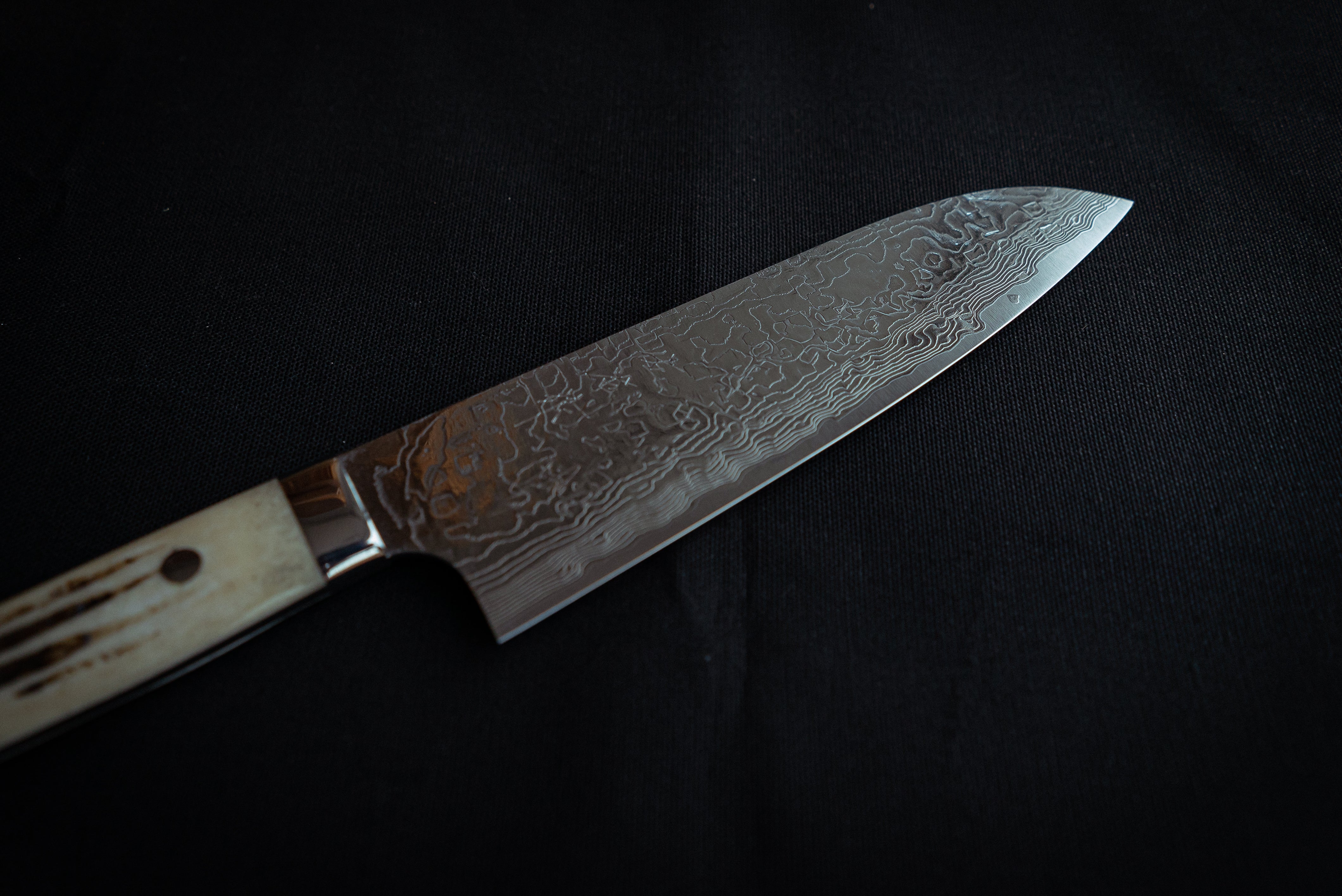 Takeshi Saji R2 Diamond Damascus Santoku 180mm - Thecooksedges